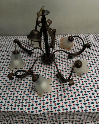 Lampadario Liberty in ferro battuto e vetro satina