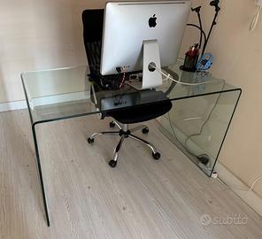 Scrivania in vetro curvo