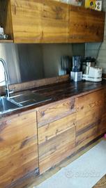 cucina in legno vecchio con pensili e mensole