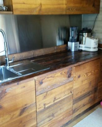 cucina in legno vecchio con pensili e mensole