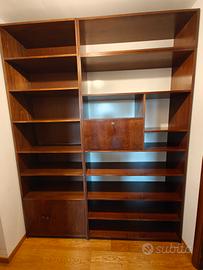 Libreria grande in legno con ripiani e vani chiusi