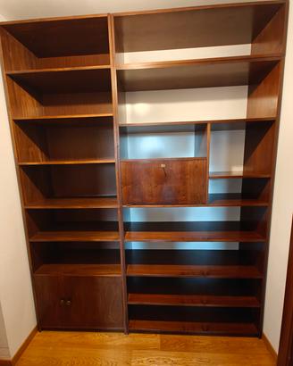 Libreria grande in legno con ripiani e vani chiusi
