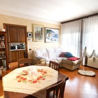 Ultimo Piano con Poggiolo Perimetrale in Contesto