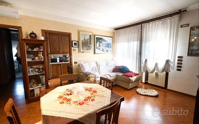 Ultimo Piano con Poggiolo Perimetrale in Contesto