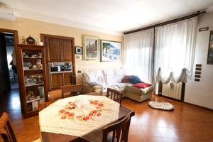 Ultimo Piano con Poggiolo Perimetrale in Contesto