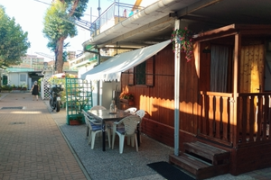 Bungalow con roulotte stanziale