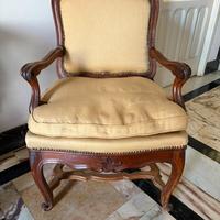 Grandi sedie in legno con stoffa gialla