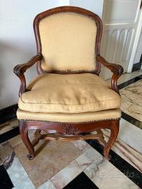 Grandi sedie in legno con stoffa gialla