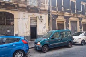 Via crispi - a pochi passi da piazza bovio