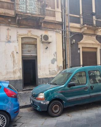 Via crispi - a pochi passi da piazza bovio
