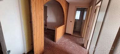 mobiletto a forma di arco da restaurare 