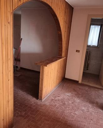 mobiletto a forma di arco da restaurare 
