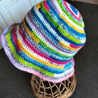 Cappellino nuovo fatto a mano all'uncinetto 