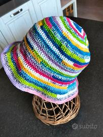 Cappellino nuovo fatto a mano all'uncinetto 