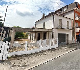 Fabbricato cielo-terra con piazzale privato