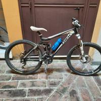 Mountain bike Trek più attrezzatura ciclismo