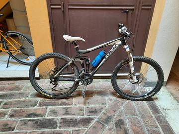 Mountain bike Trek più attrezzatura ciclismo