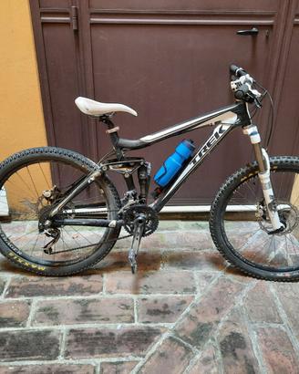 Mountain bike Trek più attrezzatura ciclismo