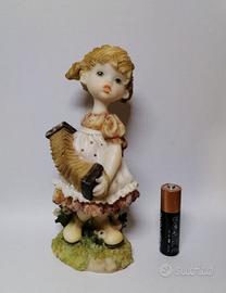 Statuina di fanciulla con fisarmonica