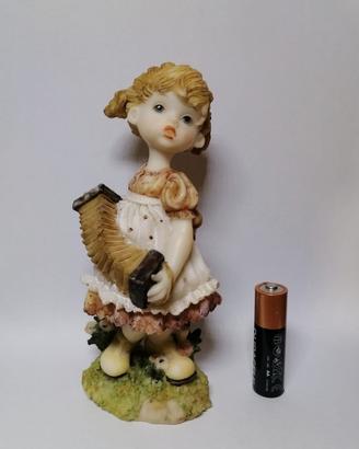Statuina di fanciulla con fisarmonica