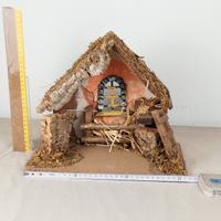 capanna presepe in legno, vuota, con crepa