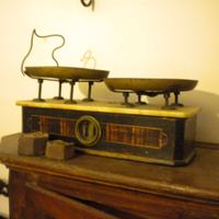 Bilancia a due piatti