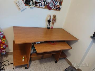 Scrivania con sedia