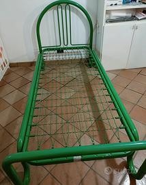 Due reti letto smontabili e due materassi singoli