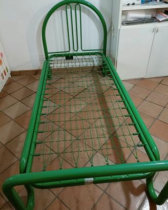 Due reti letto smontabili e due materassi singoli