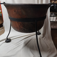 Caldera in rame con supporto in ferro battuto