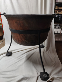 Caldera in rame con supporto in ferro battuto