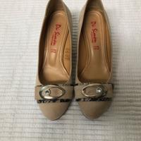 Scarpe in camoscio beige con zeppa