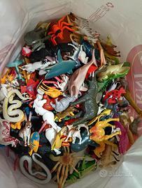 dinosauri e animali giocattolo