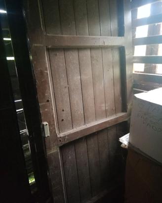 Portoni vecchi in legno buono, larice rovere.