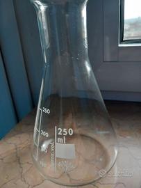 Misurino con scala graduata da 250 ml