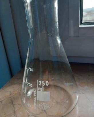 Misurino con scala graduata da 250 ml