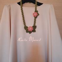 collana con rose cipria lavorata all'uncinetto 