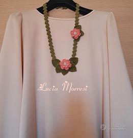 collana con rose cipria lavorata all'uncinetto 