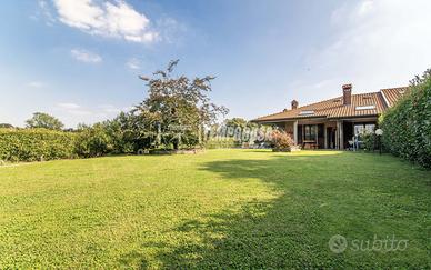 ESCLUSIVA VILLA CON GIARDINO PRIVATO DI 1000 MQ !!