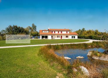 Villa singola con scoperto privato di 6000 mq