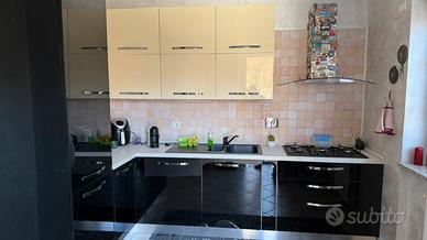 Cucina, camera da letto, soggiorno, bagno