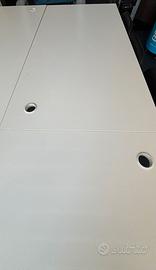 Scrivania con passacavi