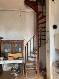 scala a chiocciola in ferro battuto