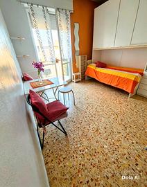 Stanza singola con balcone a 18 min da Centrale