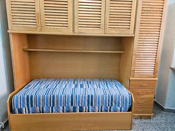 Cameretta in Legno con Ampio Stivaggio –