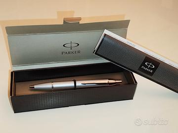 Parker IM Monochrome argento con finiture cromate