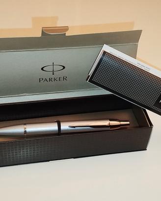 Parker IM Monochrome argento con finiture cromate