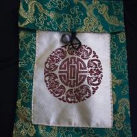 Pochette a tracolla in seta verde e oro 