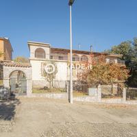 Quadrivano con cortile a Sadali