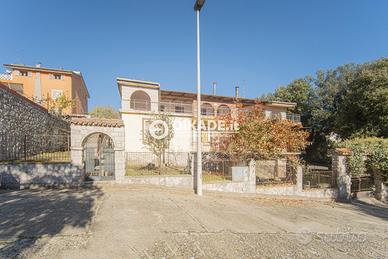 Quadrivano con cortile a Sadali